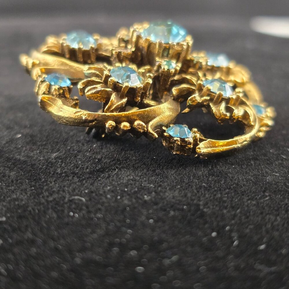 Floral Coro Brooch With Blue Rhinestones Gold-Tone Vintage Signed 1.75" wide - Picture 4 of 10
